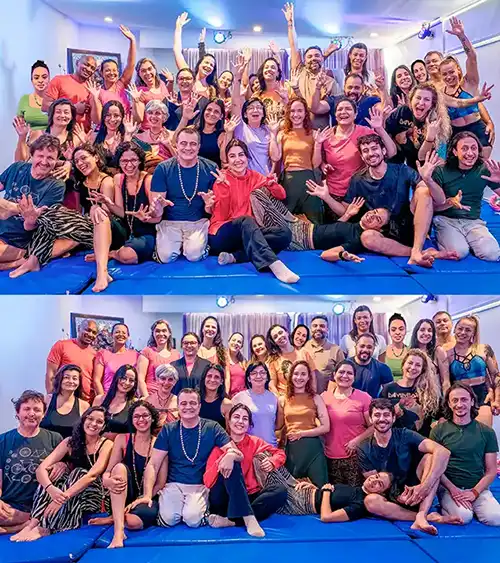 Formação em Massagem Tântrica Indiana: Presença e Ananda Fotografia da turma formada no curso de Massagem Tântrica Indiana. Um grande grupo de pessoas sorridentes, reunidas e abraçadas sentadas no chão de madeira de um estúdio claro. No centro do grupo está Fábio Nirvano.
